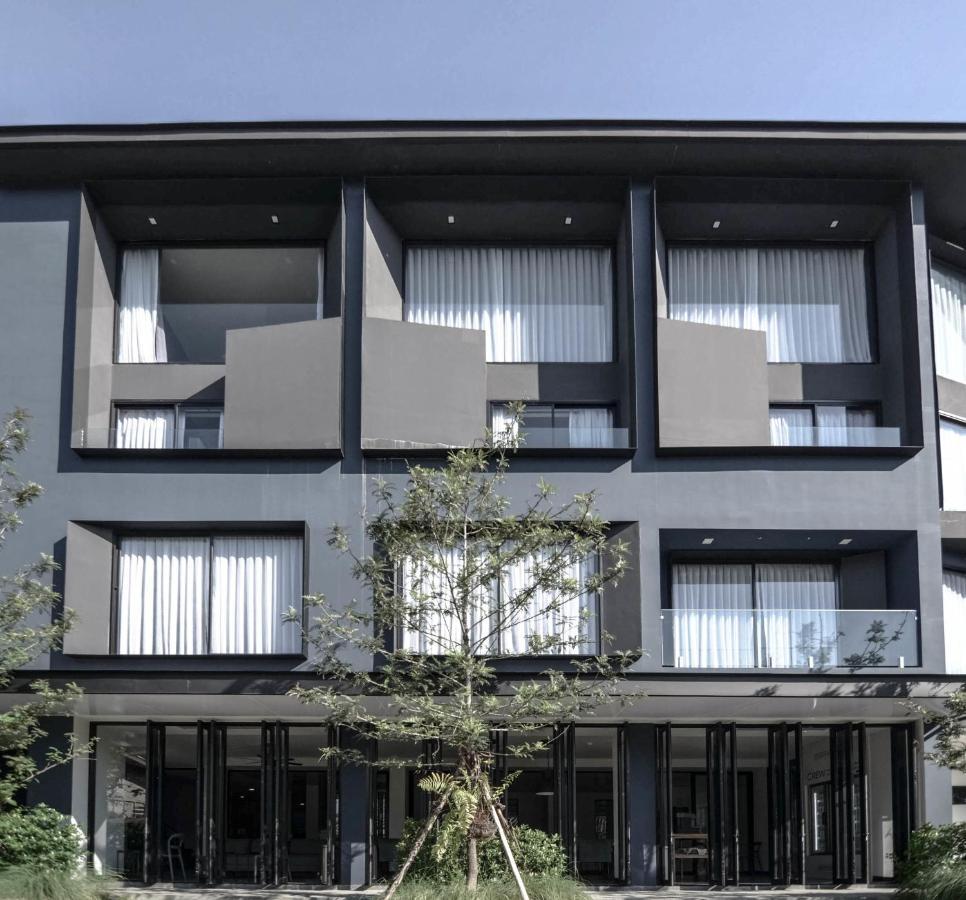Crew Hotel Чиангмай Екстериор снимка